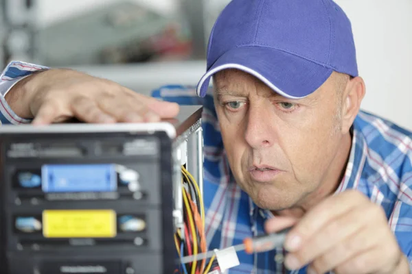 Technicien travaillant avec des câbles PC — Photo