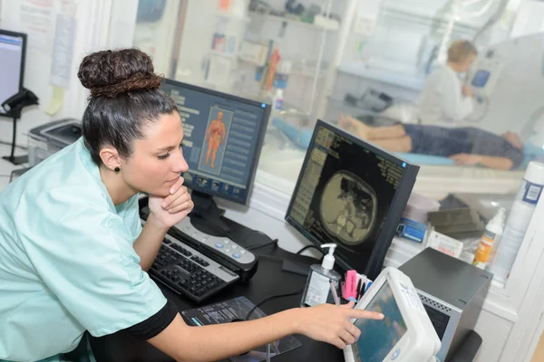 MRI-machine en-schermen met arts of verpleegkundige — Stockfoto