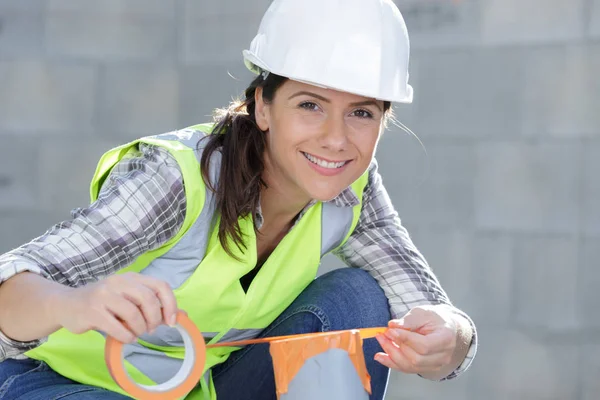 Porträtt av en lycklig kvinnlig byggare utomhus — Stockfoto