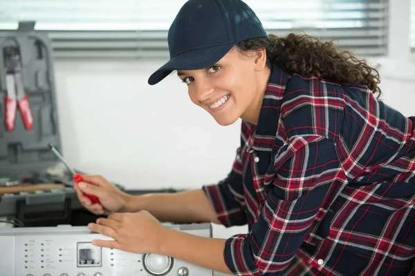 機械を修理する若い女性 — ストック写真