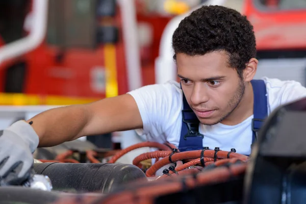 Adolescente mecânico masculino no trabalho — Fotografia de Stock