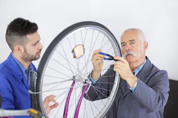 Bir bisiklet assembler ve göstermek — Stok fotoğraf