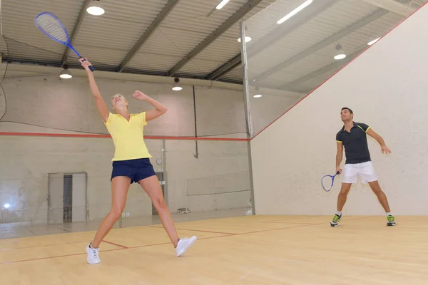 Paar spelen squash in indoor Court — Stockfoto