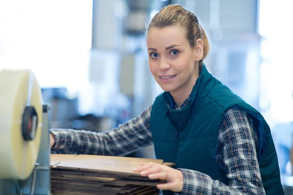 Arbeiter in der Papierfabrik — Stockfoto