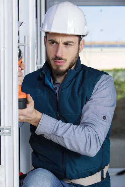Constructeur masculin concentré devant la fenêtre — Photo