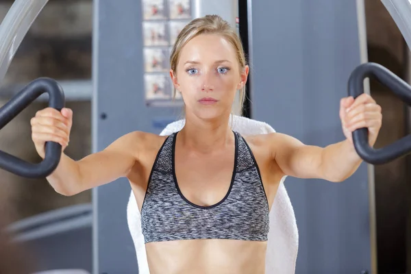 Flicka gör överkroppen Workout i gymmet — Stockfoto