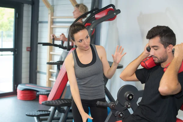 Tränare personlig träning en man på Fitness gym Workout — Stockfoto