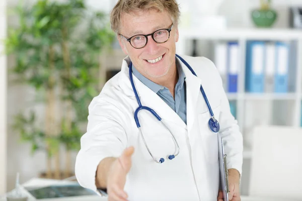 Vrchní lékař, který dává ruku — Stock fotografie