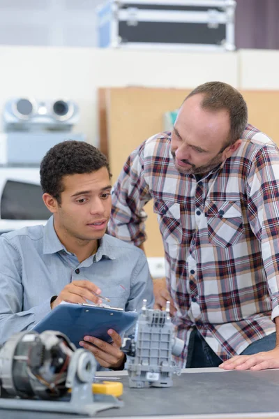 Zwei männliche Meister arbeiten in der Werkstatt mit Elektronik — Stockfoto