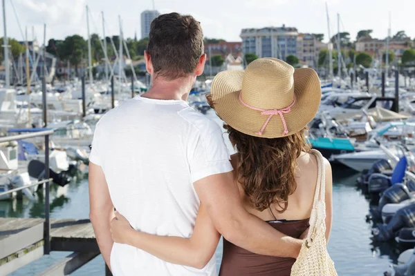 Felice coppia turistica in un porto — Foto Stock