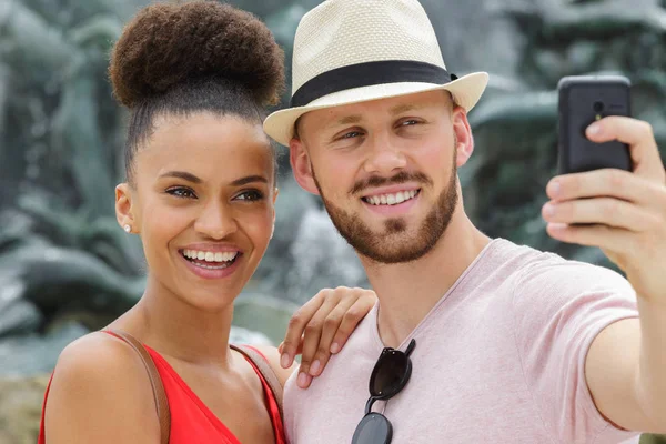 Pareja tomando selfie en verano — Foto de Stock