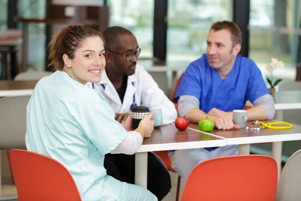 Öğle yemeği olan doktor ekibi — Stok fotoğraf