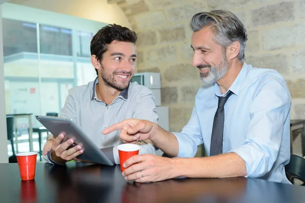 Due partner commerciali stanno lavorando in cooperazione — Foto Stock