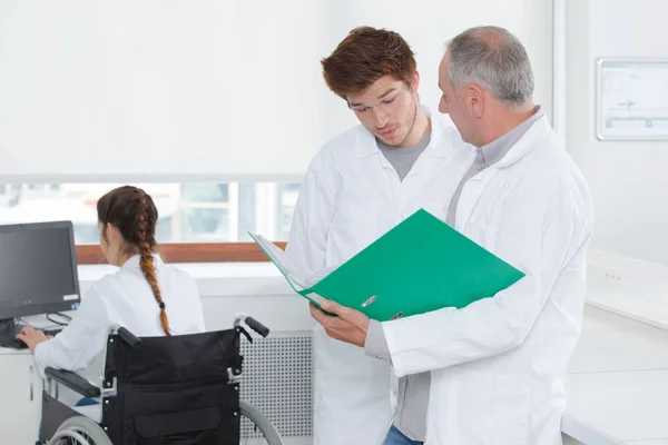 Student und Lehrer im Biologie-Kurs — Stockfoto