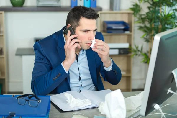 Ofis çalışanı hala hasta olsa bile çalışıyor — Stok fotoğraf