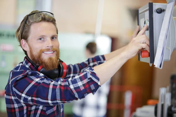 Man Operating machine en man — Stockfoto