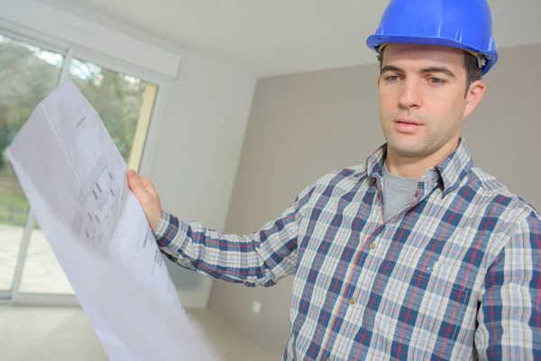 Trabajador mirando el plano de la casa —  Fotos de Stock