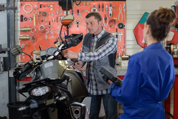 Motorcycle mechanic and customer — Stock Photo, Image