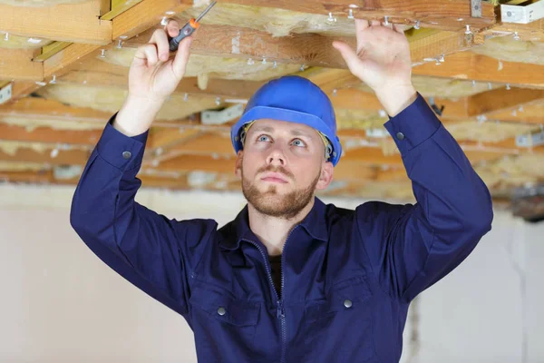 Mens het installeren van thermische dak isolatielaag — Stockfoto