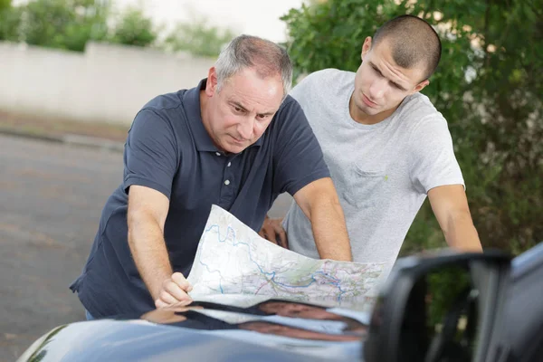 Verificando o mapa no carro — Fotografia de Stock