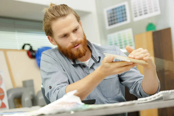 Männliche Designer im Büro mit hölzernen Farbmustern Haus-Projekt — Stockfoto