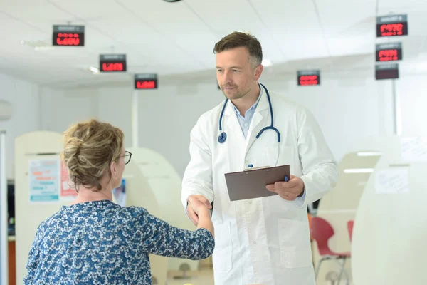 Arzt schüttelt Patienten im Wartezimmer des Krankenhauses die Hand — Stockfoto