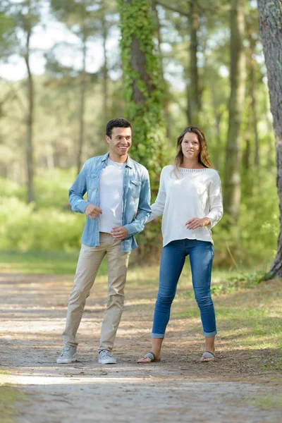 산책하는 남자와 여자 — 스톡 사진