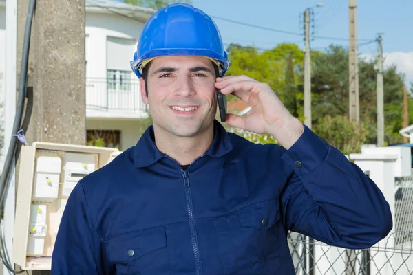 Ingénieur de construction utilisant un smartphone à l'extérieur — Photo