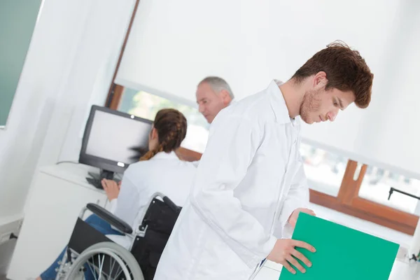 Tirocinanti di laboratorio medico con il professore — Foto Stock