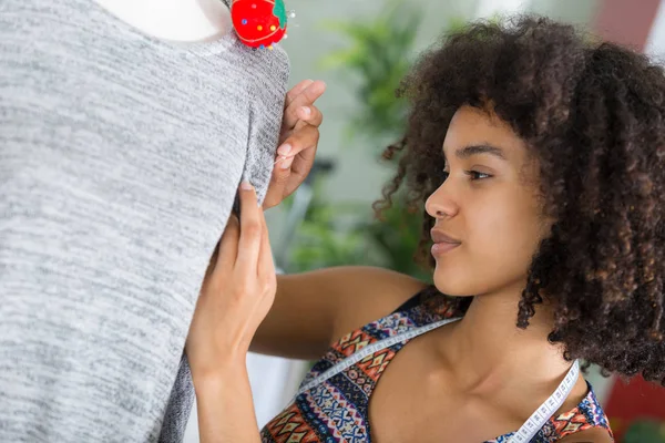 Costureiro pinning vestuário no manequim — Fotografia de Stock