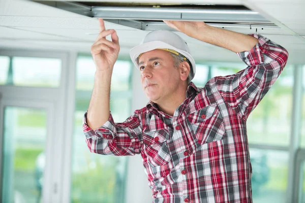 Hombre instalar techo suspendido en casa —  Fotos de Stock