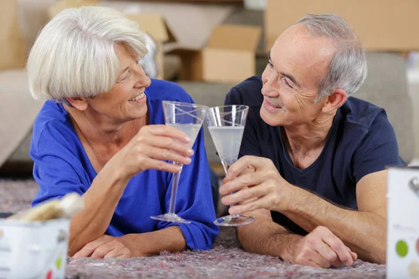 Volwassen paar houden Champagne glazen — Stockfoto
