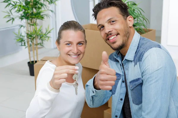 Jong paar tonen sleutels aan hun appartement — Stockfoto