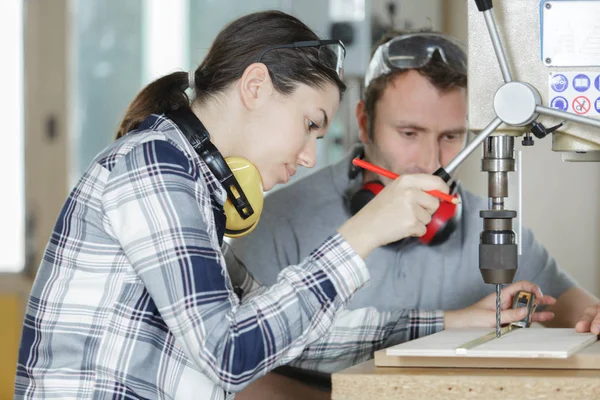 Ingeniero y aprendiz femenina en fresadora — Foto de Stock