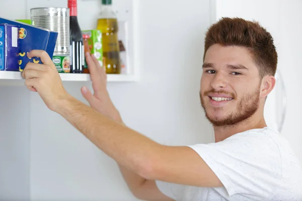 Mann putzt zu Hause — Stockfoto