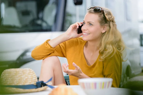 Mujer rubia joven usando el teléfono móvil — Foto de Stock