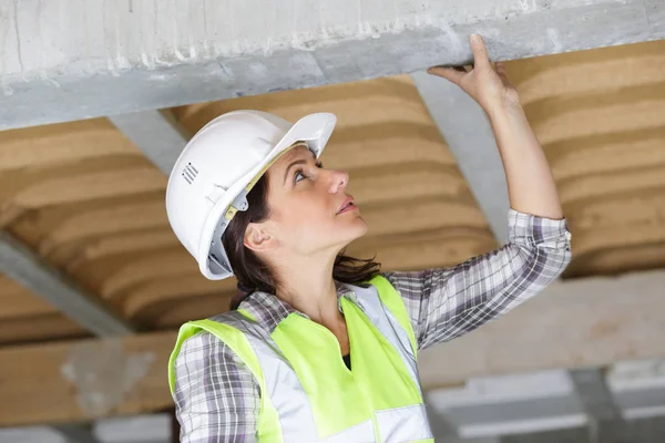 A munkavállaló ellenőrző pilléreinek az építkezésen — Stock Fotó