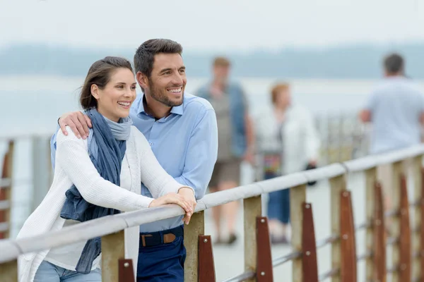 Junge Touristen bewundern die Aussicht von einer Brücke — Stockfoto