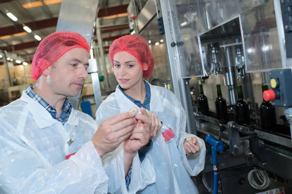 Dois trabalhadores da fábrica que trabalham — Fotografia de Stock