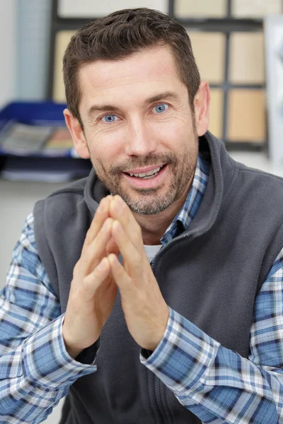 Afbeelding van volwassen timmerman in de werkplaats — Stockfoto