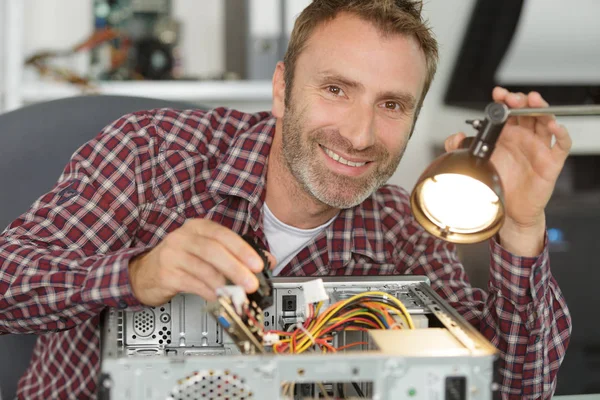 Glücklicher Mann, der PC repariert — Stockfoto