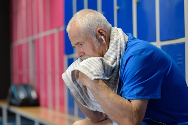 Starszy mężczyzna w szatni klubu fitness — Zdjęcie stockowe