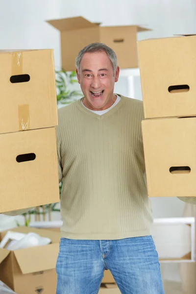 Hombre feliz sosteniendo cajas — Foto de Stock