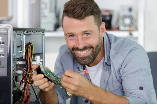 Técnico masculino reparando um computador — Fotografia de Stock