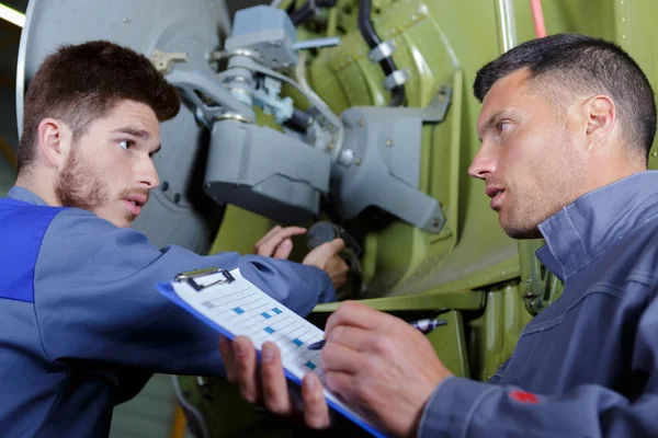 Mechanica staande samen in garage — Stockfoto