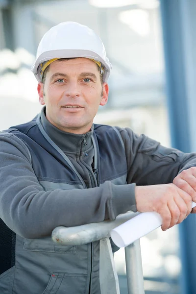 Porträt eines Elektrikers und Bauunternehmers — Stockfoto