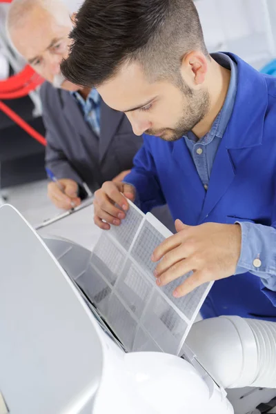 Tekniker som inspekterar filtreringssystemet — Stockfoto