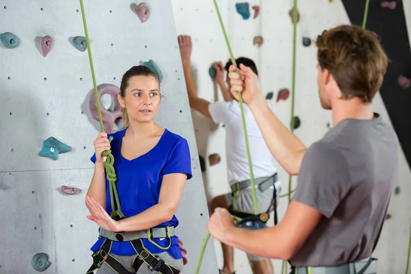 Coach ge instruktioner till klättrare i aktivitetscenter — Stockfoto