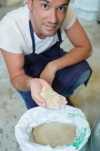 Elinde bira malt ile adam — Stok fotoğraf