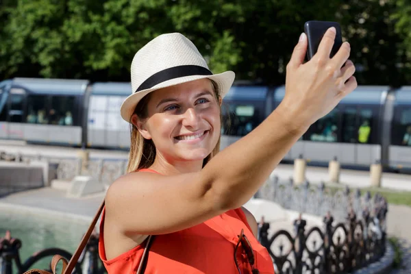 Unga rödhårig kvinna selfie smartphone utomhuspool — Stockfoto